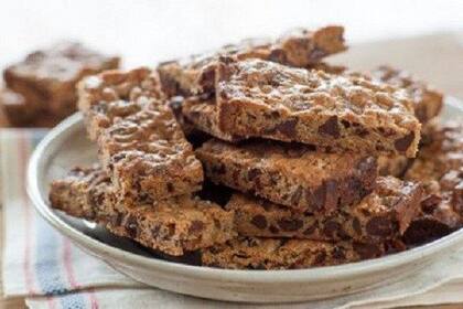 Barritas de harina de matzá, frutos secos y chocolate para Pesaj.