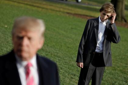 Barron, en la Casa Blanca, junto a su padre, mientras hablaba con la prensa esta semana