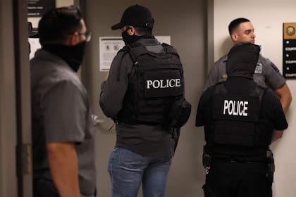 Barrón señaló que muchas detenciones irregulares ocurren en escenarios confusos donde agentes no muestran insignias, ocultan su rostro o usan vehículos sin identificación oficial