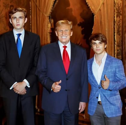 Barron Trump (izquiera) Donald Trump (centro) y Bo Loudon (derecha)