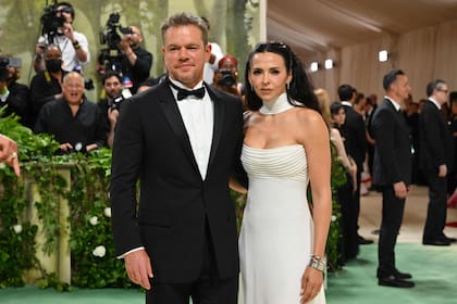 Barroso eligió para la noche un diseño de Christian Dior mientras que Damon acompañó con un clásico esmoquin