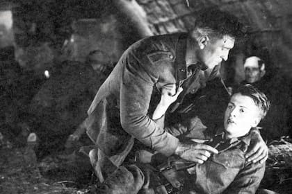 Barry Norton sufre los rigores de la guerra en la película "El precio de la gloria", uno de los papeles que lo catapultó a la fama