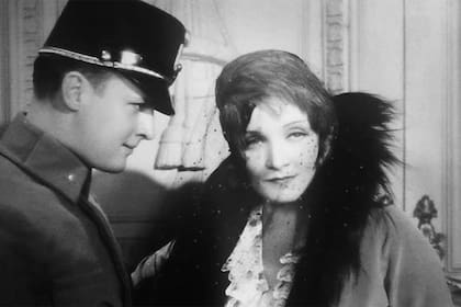 Barry Norton y Marlene Dietrich en "Fatalidad"