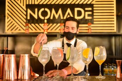 Sobre Av. Dorrego, Nómade invita a relajarse y a vivir el polo bien de cerca, con una vista preferencial de los partidos.