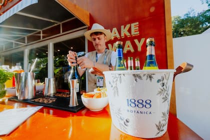 Bartenders en vivo preparando los mejores cocktails