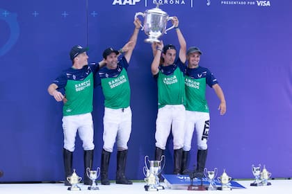 Barto, Adolfo, Poroto y Jeta levantan la copa