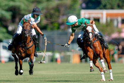 Barto Castagnola (der.), de La Natividad, se lleva la bocha ante la marca de “Toly” Ulloa, de La Hache Cría y Polo, durante el partido por la segunda fecha de la zona A del Abierto de Palermo