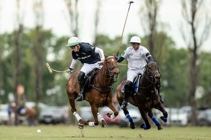 Barto Castagnola (en acción ante Gonzalo Pieres) fue el mejor de la final en la cancha 1 de San Isidro, que no recibía el partido decisivo del campeonato desde 2017.