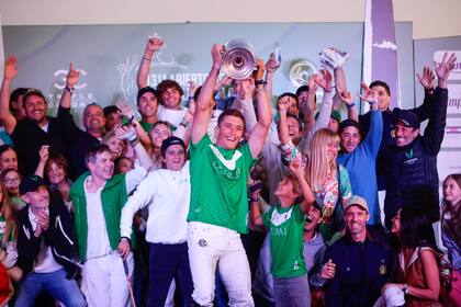 Barto Castagnola lidera el festejo de La Natividad, el campeón de Hurlingham 2024; los dos clubes de Cañuelas se fusionaron para esta Triple Corona.
