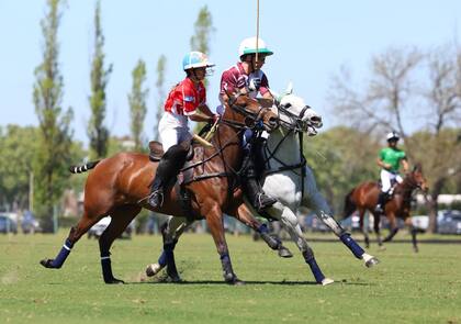 Barto Castagnola pecha a su prima Mia Cambiaso, que jugó en lugar del patrón australiano David Paradice.