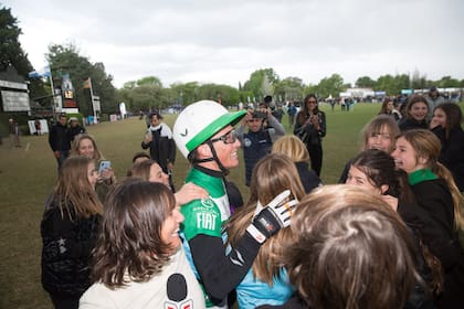 Barto saluda a amigos y fans que se acercaron al palenque tras el triunfo.