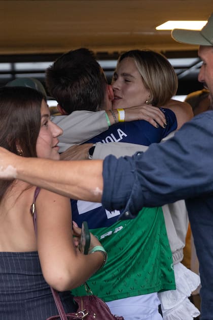 Barto y Chule se besan. Adelante está Lola, la menor de los hijos de Lolo Castagnola y Camila Cambiaso