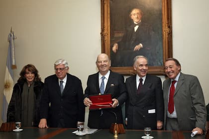 Magdalena Ruiz Guiñazú, Hermenegildo Sábat, Bartolomé Mitre y José Ignacio López en el Museo Mitre. El director de LA NACION recibe la Pluma de Honor de la Academia Nacional de Periodismo (2012)