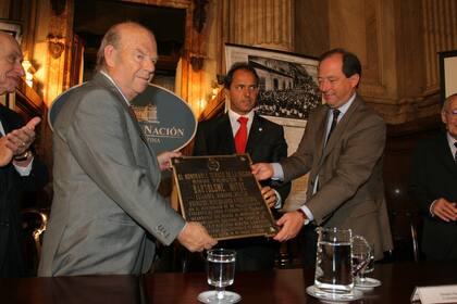 Bartolomé Mitre recibe una placa en el Salón Azul del Congreso de manos de Ernesto Sanz, ante la atenta mirada de Daniel Scioli - Con Carlos Chacho Alvárez, exvicepresidente de la Nación en el foro organizado por la SIP en Buenos Aires (1999)