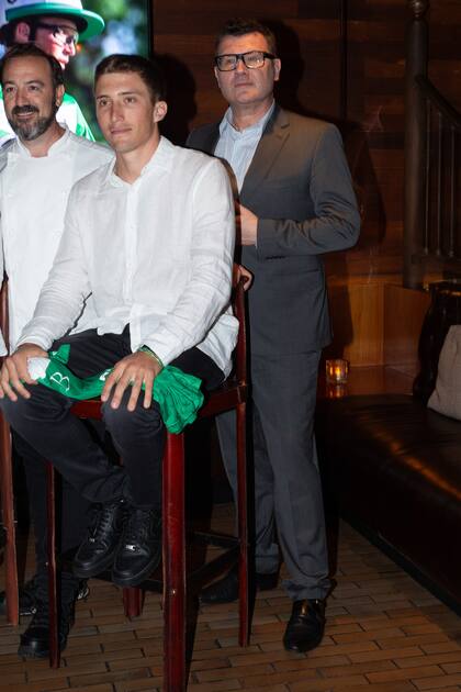 Bartolomé Castagnola escoltado por Juan Gaffuri, chef Ejecutivo del Four Seasons Buenos Aires y Gabriel Oliveri, director de Marketing del Four Seasons Buenos Aires.