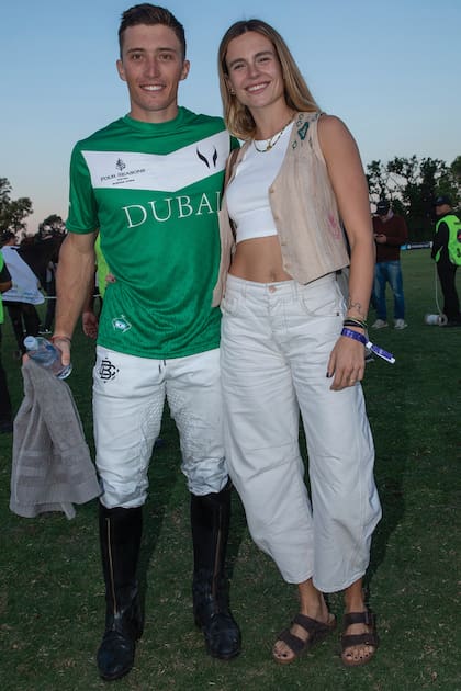 Bartolomé Castagnola, feliz por el triunfo, posa con su novia, Chule von Wernich. Empezaron a salir en julio de 2022 y se conocen desde hace mucho por amigos en común.