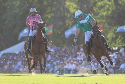 Bartolomé Castagnola (h.) controla una bocha ante Polito Pieres en la final del Abierto de Tortugas de 2023, uno de los dos éxitos de La Natividad sobre La Hache en el historial de tres choques.
