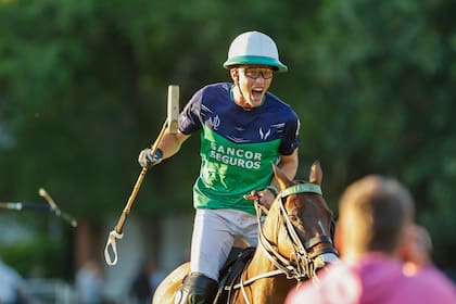 Bartolomé Castagnola (h.) fue el mejor jugador de la final de Tortugas y festeja eufórico la conquista del segundo certamen de Triple Corona.