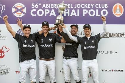 Bartolomé Castagnola (h.), Juan Martín Zubía, Alfredo Bigatti y Juan Britos, con la copa del 56º Abierto de Jockey Club, el certamen de más alto handicap (30 a 34 goles) que han obtenido en sus cortas carreras deportivas.