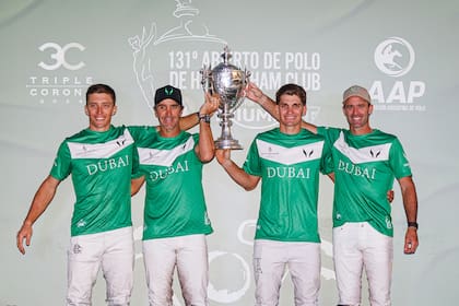 Bartolomé Castagnola, Pablo Mac Donough, Camilo "Jeta" Castagnola y Facundo Pieres levantan la copa triunfantes.