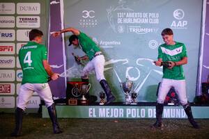 Bartolomé (h.) y Camilo Castagnola se empapan de champaña entre sí, mientras Pablo Mac Donough escapa para zafar; la alegría de La Natividad en el podio del Abierto de Hurlingham.