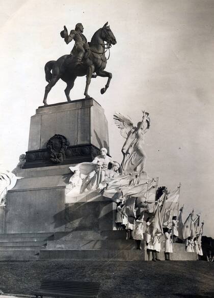 Bartolomé Mitre-Homenaje de las escuelas para adultos al Gral. Bartolomé Mitre, las banderas al pie del monumento en la Capital Federal.-28/6/1942 