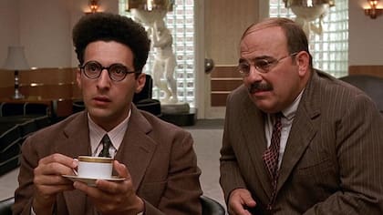 Barton Fink reparte críticas tanto al rígido sistema de estudios de la era clásica como a las pretensiones y el ego de los escritores que iban a Hollywood a ganar dinero "vendiendo su alma al diablo"