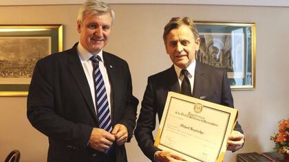 Baryshnikov, junto al legislador Emilio Raposo Varela, en la Legislatura porteña