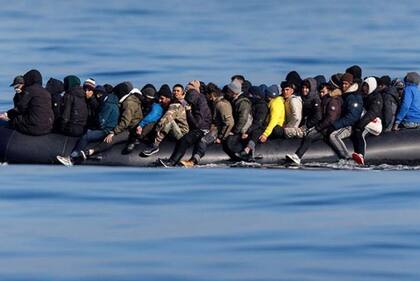 Decenas de miles de migrantes intentan cruzar el Canal de La Mancha cada año.