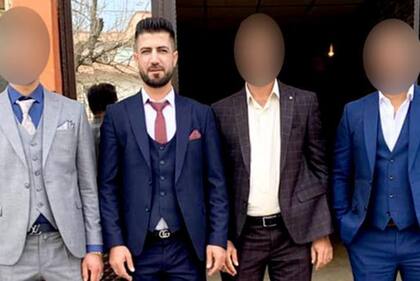 Escorpión, el único que no tiene la cara borrosa, junto a sus hermanos.