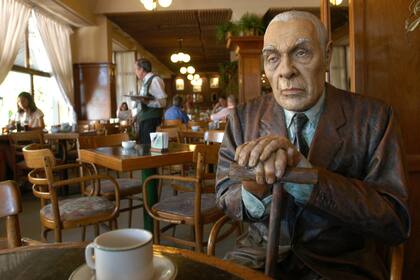 BAS03 BUENOS AIRES (ARGENTINA) 10/02/04 .- La típica confitería La Biela del distinguido Barrio Recoleta colocó una escultura del mítico escritor Jorge Luis Borges, en la que solía ser su mesa favorita, frente a la entrada del establecimiento. EFE/César De Luca