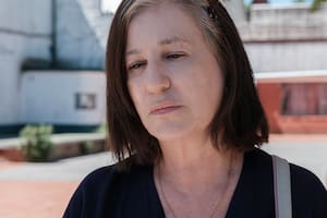 Basada en la premiada novela de Claudia Piñeiro, Elena sabe cuenta la cautivadora historia de una madre que intenta esclarecer la muerte de su hija mientras lucha con los desafíos físicos de una enfermedad que avanza rápidamente