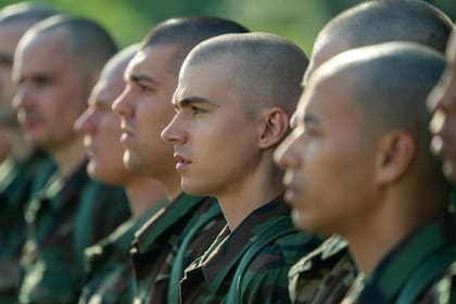 Basada en una historia real, propone una mirada distinta sobre la vida militar