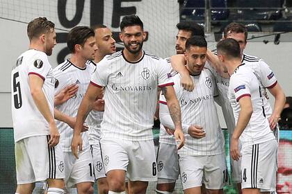 Basilea, el equipo del que es hincha Roger Federer, lleva ocho ligas ganadas en fila; apenas diez clubes compiten en la liga suiza, y se enfrentan entre sí cuatro veces.