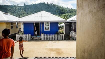 Base Bahay construyó unas 20 casas en el barrio de Palanog, Tacloban, en Filipinas, utilizando su tecnología de entramado de bambú y cemento.