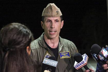 El capitán Michael Connor, comandante de la Base Aérea Naval de Jacksonville, dio una conferencia de prensa en la madrugada