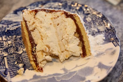 Base de pionono, dulce de leche, nueces, merengue, crema Chantilly, coco y azúcar impalpable, la receta de Cerezuela