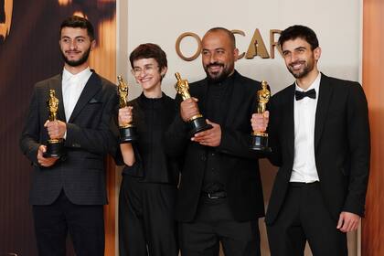Basel Adra, de izquierda a derecha, Rachel Szor, Hamdan Ballal y Yuval Abraham, ganadores del premio al mejor largometraje documental por "No Other Land", posan en la sala de prensa de los Oscar el domingo 2 de marzo de 2025, en el Dolby Theatre de Los Ángeles. (foto by Jordan Strauss/Invision/AP)