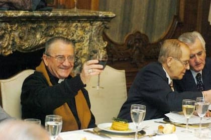Monseñor Antonio Juan Baseotto, en un brindis en el Ateneo de la República