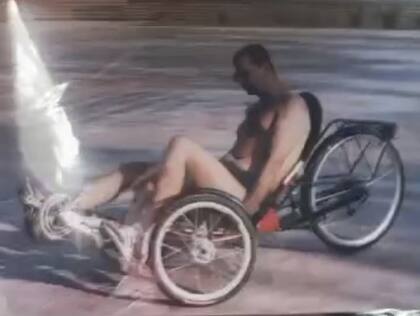 Bashar al-Assad, captado en calzoncillos montado en una bicicleta de mano, una imagen que rápidamente se viralizó. (Foto: X)