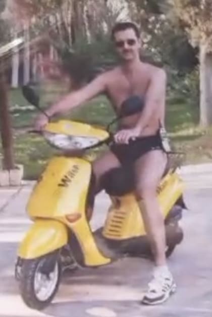 Bashar al-Assad, en calzoncillos, posa sobre una motocicleta amarilla, en una foto que se volvió símbolo de las burlas hacia el exlíder. (Foto: X)