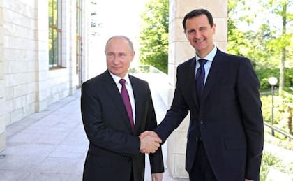 Bashar al Assad (izquierda) se encuentra en Rusia bajo la protección de Putin