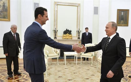 Bashar al-Assad saluda a Vladimir Putin en el Kremlin al comienzo de una visita a Moscú