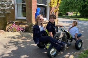 "Básicamente, somos los niños los que dirigimos el colegio", aseguran, de izquierda a derecha, Alba (9), Oscar (11) y Aria (10)