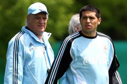 Basile con Riquelme, al que considera "un distinto, él es así"