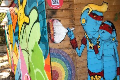 Las obras, de 70 cm de diámetro en relieve, fueron hechas con descartes de madera, pinturas eco-friendly y mica procesada (para darles brillo).