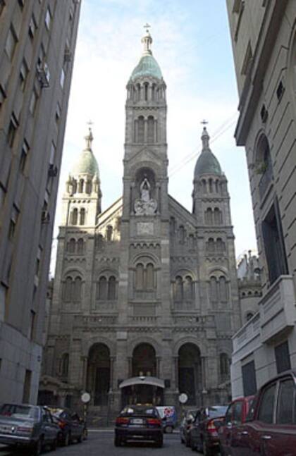 La Basílica del Santísimo Sacramento, entre el Kavanagh y el Plaza Hotel