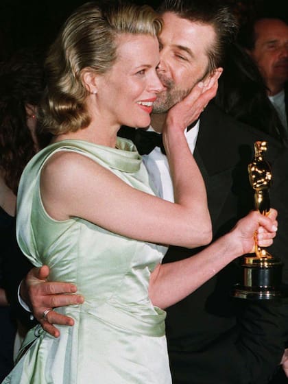 Basinger con su Oscar, ganado en 1998 por Los Ángeles al desnudo; Baldwin estuvo allí para acompañarla