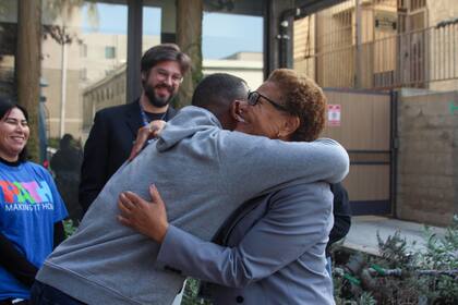 Bass centró la primera parte de su gestión en abordar la indigencia, mejorar la seguridad y promover políticas inclusivas en Los Ángeles