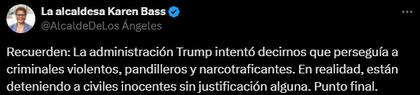 Bass denunció que las redadas arrestaban "civiles inocentes", desmintiendo el discurso oficial sobre perseguir "criminales violentos"